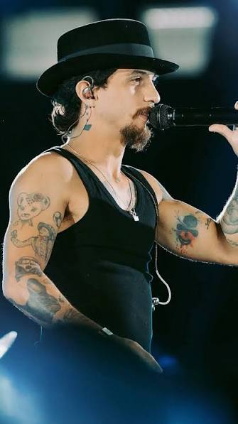 Thiaguinho Lopes cantando no palco